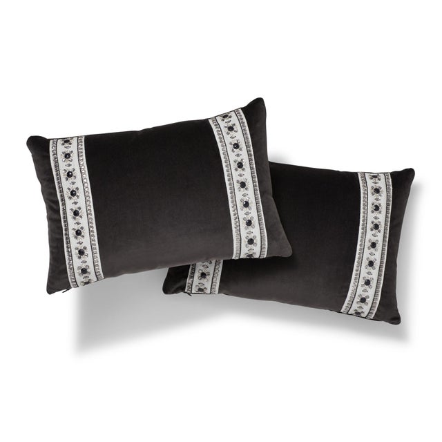 Contemporary Contemporary Schumacher Gainsborough Velvet Raven Pillow - 18ʺW × 12ʺH For Sale - Image 3 of 7