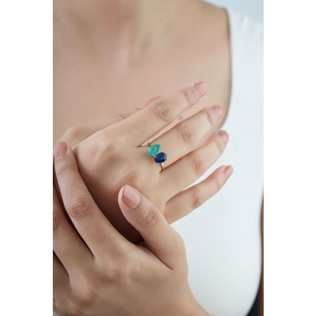 Contemporary Contemporary 2.66ct Emerald & Blue Sapphire Toi Et Moi Ring in 14k Gold Size 9 For Sale - Image 3 of 16