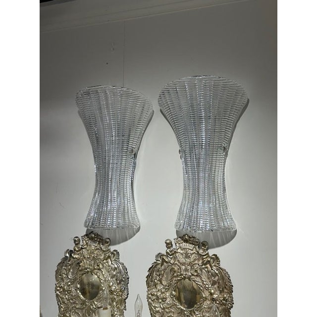 Elegant pair of modern "vase shaped" clear glass textured Murano glass sconces. Mixes well with a variety of decors. Lovely!!