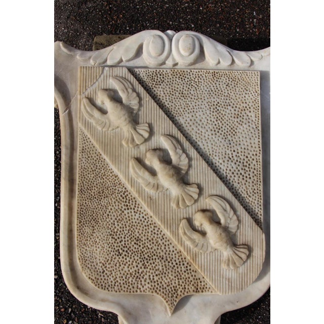 Large sculpted marble coat of arms, 19th century from the Château de Houdemont (Meurthe-et-Moselle) the two upper corners...