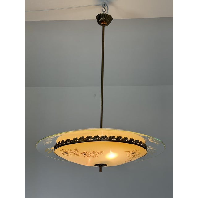 Murano glass and brass chandelier in the style of Pietro Chiesa for Fontana Arte, 1950s Intact and in good condition, Nile...