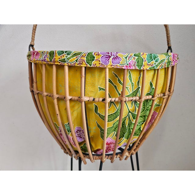 1960s Mid-Century Modern Italian Rattan Sewing Basket with Batik Cotton Lining and Hairpin Legs, 1950s For Sale - Image 5 of 9