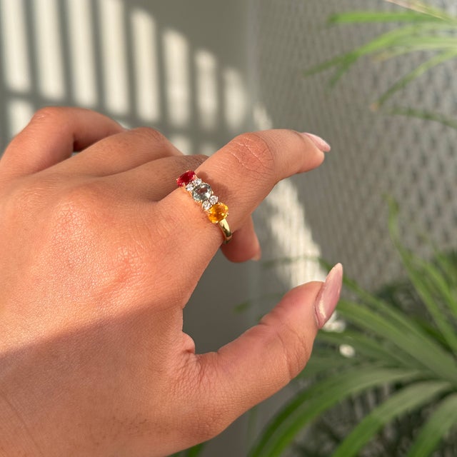 Green 1.53 Carat Multi-Sapphire & Diamond Three-Stone Vintage 14k Gold Ring Size 6 For Sale - Image 8 of 17
