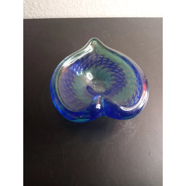 1980s Vintage Heart Shaped Blue & Green Art Glass Swirl Pattern Ashtray For Sale - Image 5 of 8