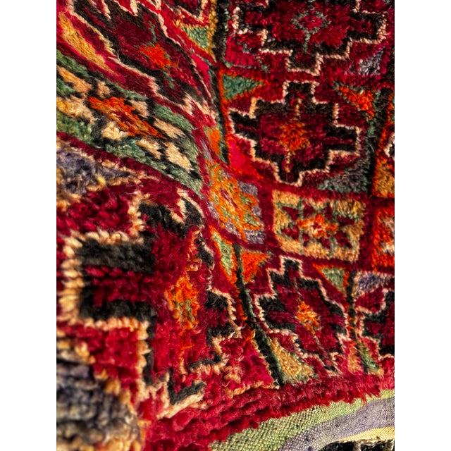 Vintage Moroccan Boujad Rug – 1970s Haouz Tribal Area Rug For Sale - Image 9 of 9