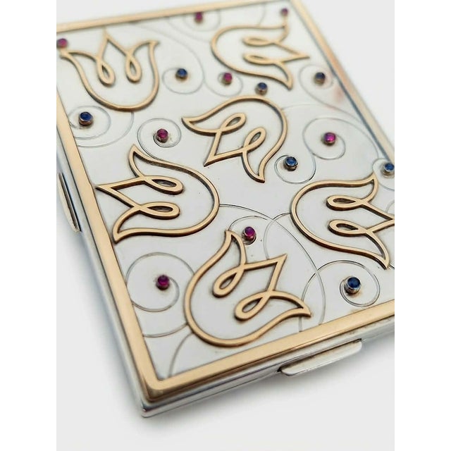 Exceptional piece - Antique silver powder compact, the lid adorned with stylized rose-vermeil tulips and filigree scrolls,...