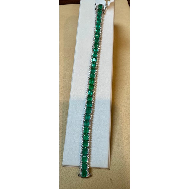 Gemstone 12.46 Ct Natural Zambian Tennis Bracelet with 3.25 Ct Diamonds and 18k Gold For Sale - Image 7 of 18