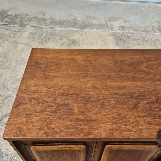 Mid-Century Modern Mid Century Modern Broyhill Attributed Walnut Veneer Chest of Drawers Highboy Dresser For Sale - Image 3 of 12