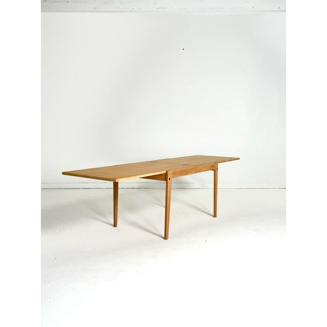 Danish extendable coffee table – oak, 1960s Beautiful Danish vintage coffee table from the 1960s–70s featuring a practical...