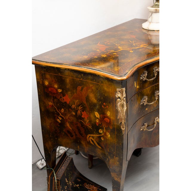 French French Louis XV Style Bombe Chinoiserie Lacquered Commode For Sale - Image 3 of 9