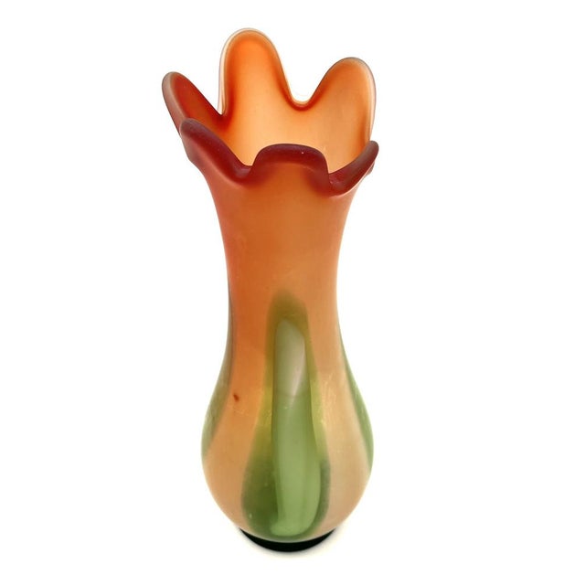 This impressive glass vase captivates with its vibrant orange and green color scheme. Measuring 36 cm high and 13 cm in...