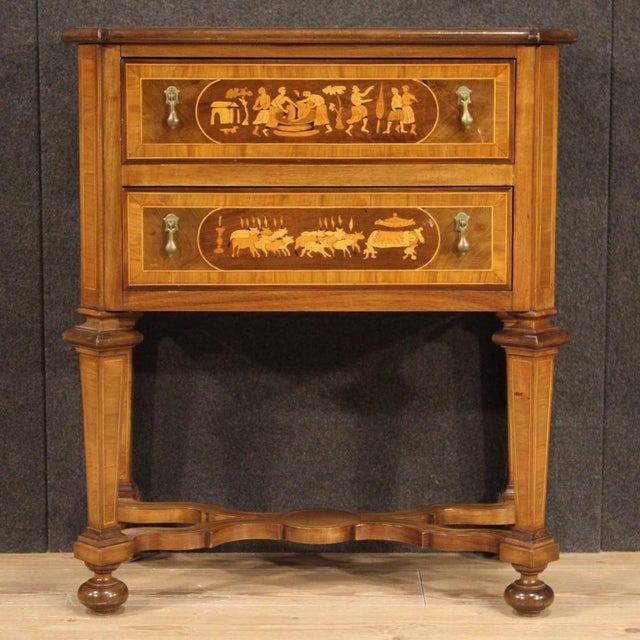Small Italian commode from the 20th century. Furniture in inlaid wood in walnut, maple, beech and fruitwood of beautiful...