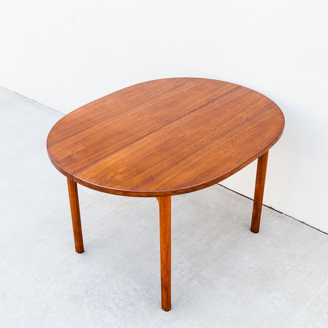 1960s Restored Mid Century Modern Expandable Walnut Dining Table by Dux For Sale - Image 13 of 15