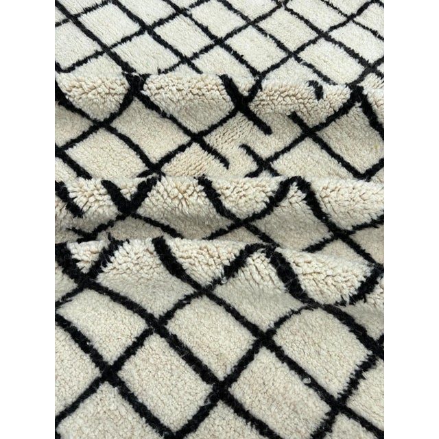 Contemporary 21st Century Moroccan White Wool Rug For Sale - Image 6 of 9