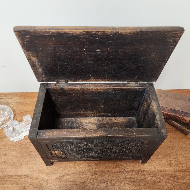 Antique Primitive Geometric Chip-Carved Tramp Art Box, Circa 1900 For Sale - Image 10 of 10