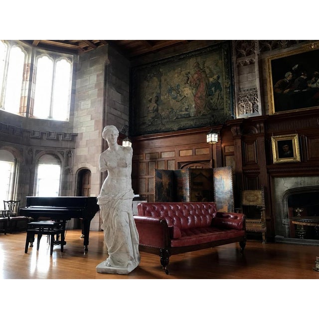 Baroque 20th Century Greek Statue of Venus de Milo in Carrara Marble For Sale - Image 3 of 7