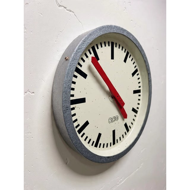 East German Industrial Factory Clock from RFT, 1960s For Sale - Image 4 of 11