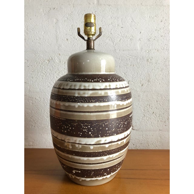 Vintage Mid Century Modern Ceramic Table Lamp. For Sale - Image 4 of 8
