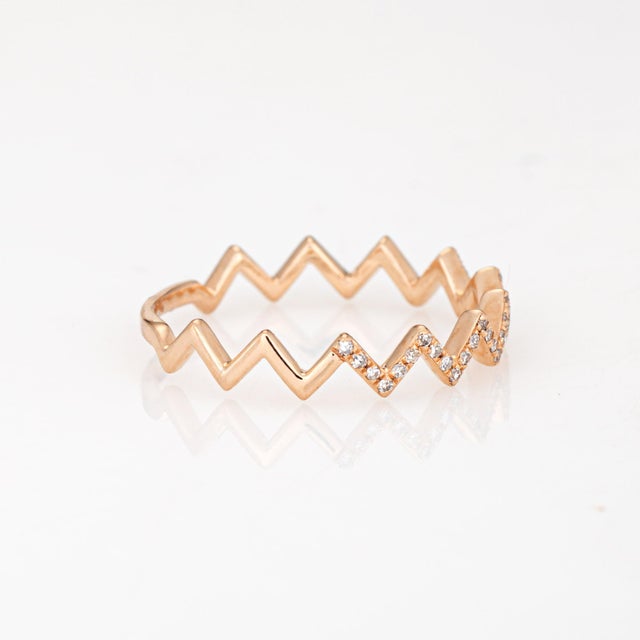 Contemporary Diamond Zig Zag Ring Sz 7 Chevron Band 14k Rose Gold Fine Estate Jewelry For Sale - Image 3 of 7