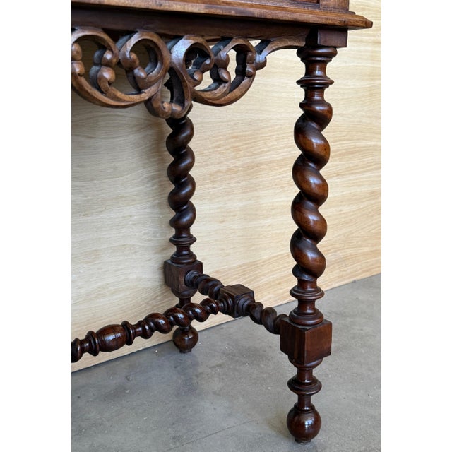 Mid 19th Century Pair of Carved Spanish Nightstands with Solomonic Legs and Crest For Sale - Image 9 of 18