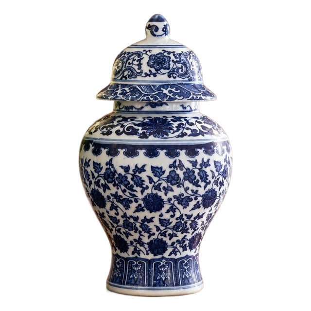 Late 20th Century Chinoiserie Blue and White Porcelain Ginger Jar For Sale