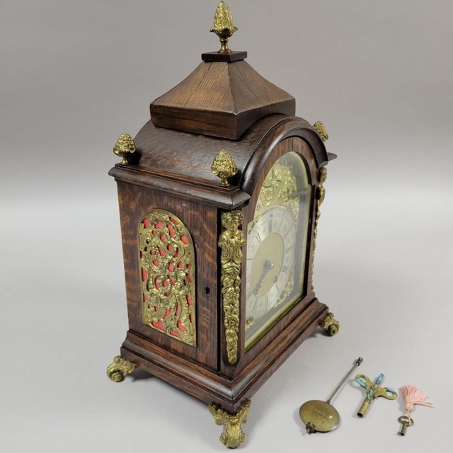 Antique French Tiger Oak Bracket Mantel Clock With Ormolu Caryatids & Pineapple Finials For Sale - Image 4 of 13