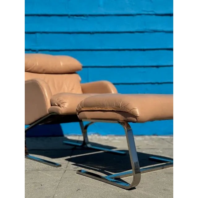 Just in, we have a pink leather lounger and ottoman by Hekman-Dansen Contemporary of North Carolina. In good vintage...