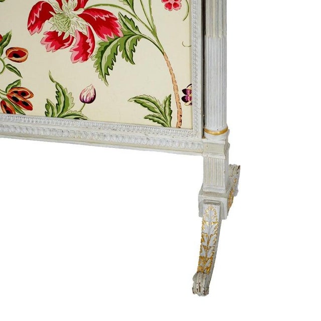 Early 20th Century French Louis XVI Style White & Gilt Fire Screen With Floral Fabric, 20th C For Sale - Image 5 of 16
