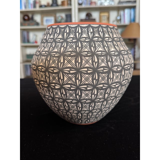 Late 20th Century Acoma Pueblo Pottery Jar — L. Antonio — Fine-Line Star / Snowflake Pattern — 7" For Sale - Image 9 of 11