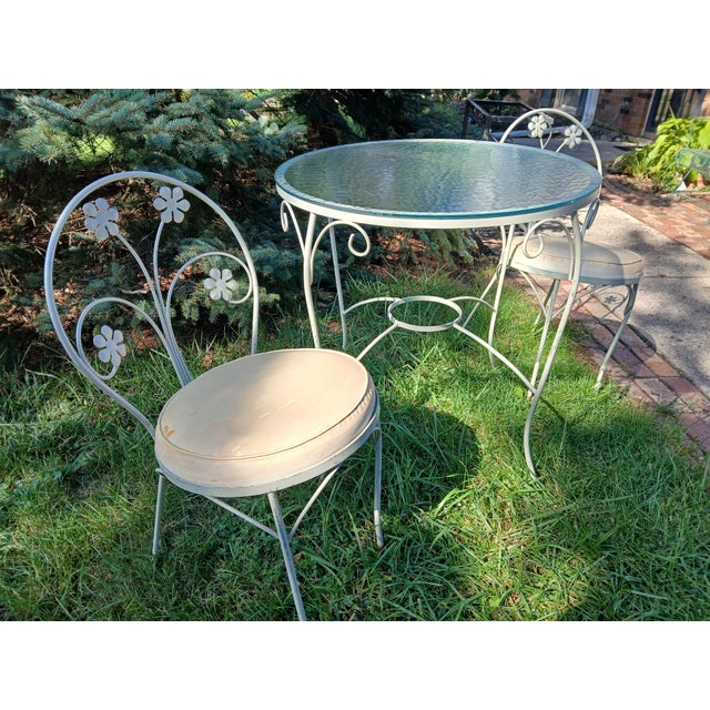 Vintage 1970s Plantation Patterns Wrought Iron patio bistro set. Diminutive table, great for small spaces or patio decks....