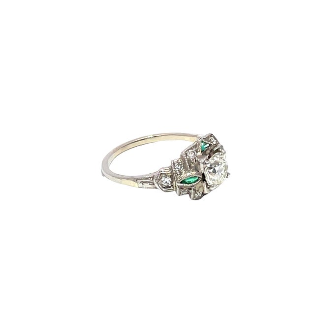 Modern Platinum Art Deco Ring With 1.05ct Diamond Center & Emerald Accents, Size 7 For Sale - Image 3 of 4