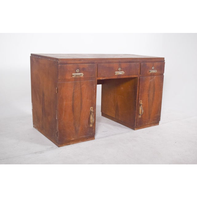 Portuguese desk from the mid-20th century. Robust and functional, typical of public offices or old offices, the desk has...