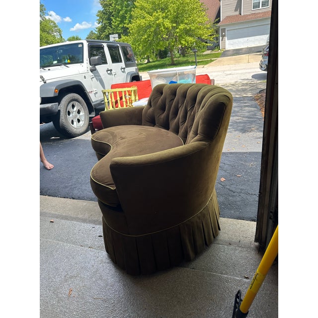 Beautiful curved setee’ that I used at my 54/60” dining table. Tufted back; box pleated skirt, down high crown seat. Dark...