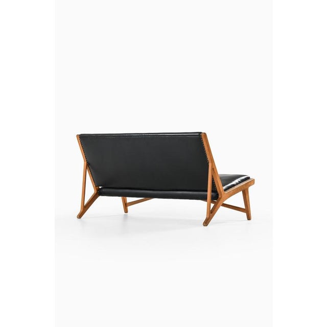 Scandinavian JH-555 Sofa in Black Leather and Oak by Hans J. Wegner, 1949 For Sale - Image 9 of 10
