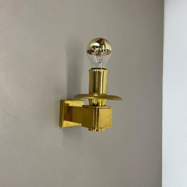 Contemporary Minimalist Brass Theatre Wall Light Sconce in the style of Gio Ponti and Stilnovo, Italy, 1950s For Sale - Image 3 of 18