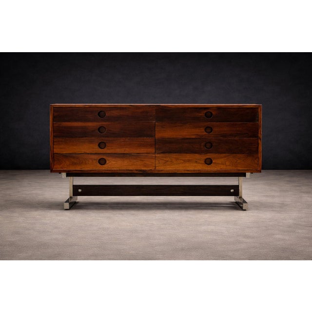 Sergio Rodrigues Sérgio Rodrigues “Dalmo” Chest of Drawers in Rosewood and Chromed Steel — Oca, Brazil, c. 1960 - Lot 843 For Sale - Image 4 of 13