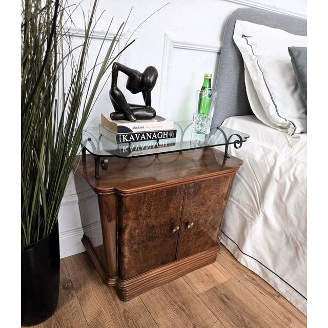 Very elegant and refined Italian 1950s Mid-Century Modern design, pair of bedside tables with double front door, glass top...