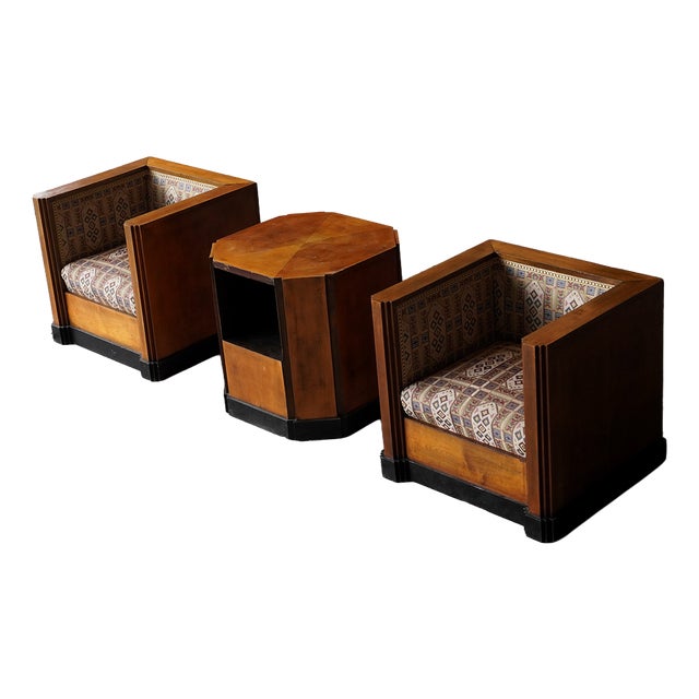 Art Deco Sculptural Lounge Chairs and Side Table, Italy, 1930s, Set of 3 For Sale