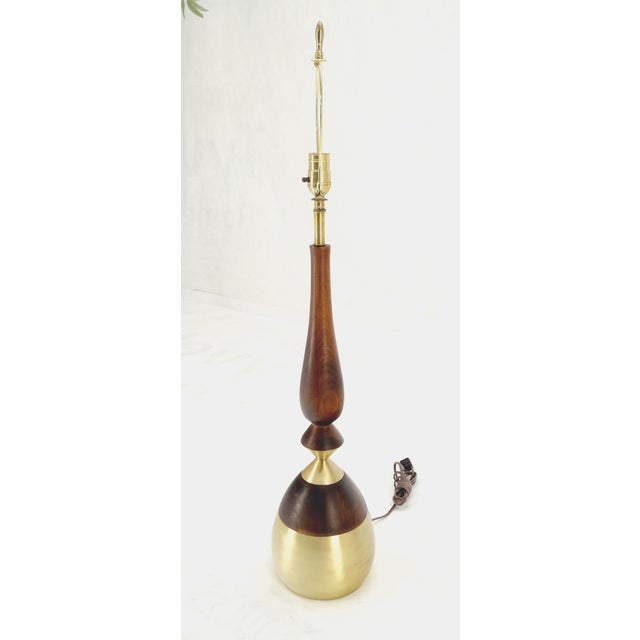 Wood Onion Vase Shape Turned Walnut & Brass Mid Century Modern Table Lamp For Sale - Image 7 of 11