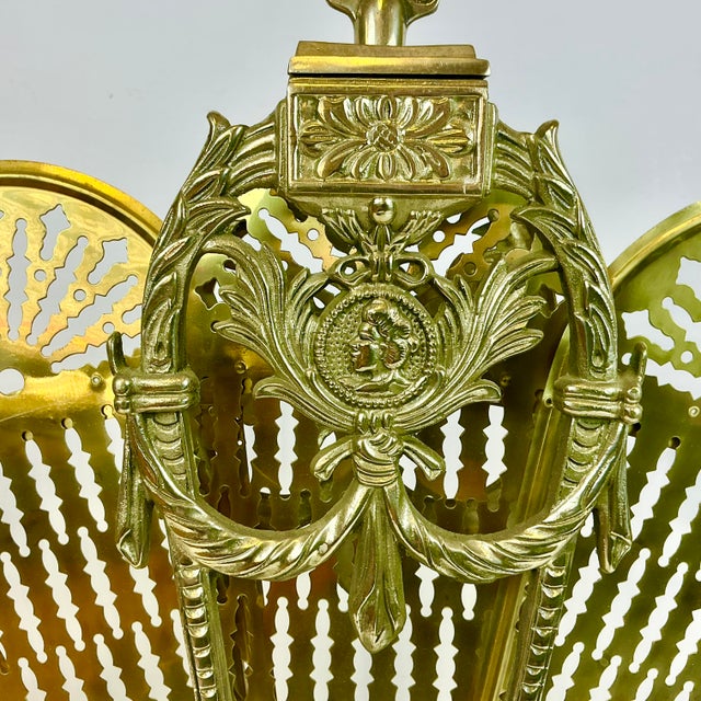 Metal 1950s Vintage English Edwardian Neoclassical Brass Peacock Fan Fireplace Screen. For Sale - Image 7 of 16