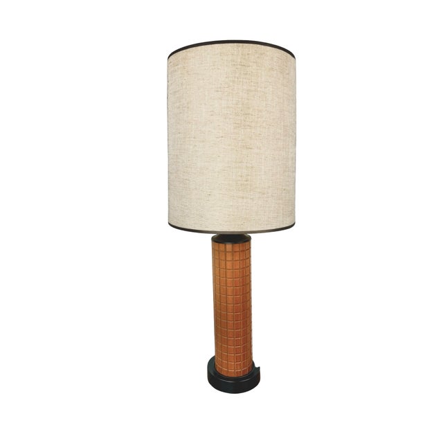 This striking vintage table lamp brings together sculptural geometry, natural texture and the restrained proportions...