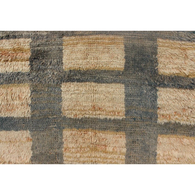 Mid 20th Century Vintage Turkish Tulu Rug With Sand Rectangles With Gray Outlines For Sale In Atlanta - Image 6 of 13