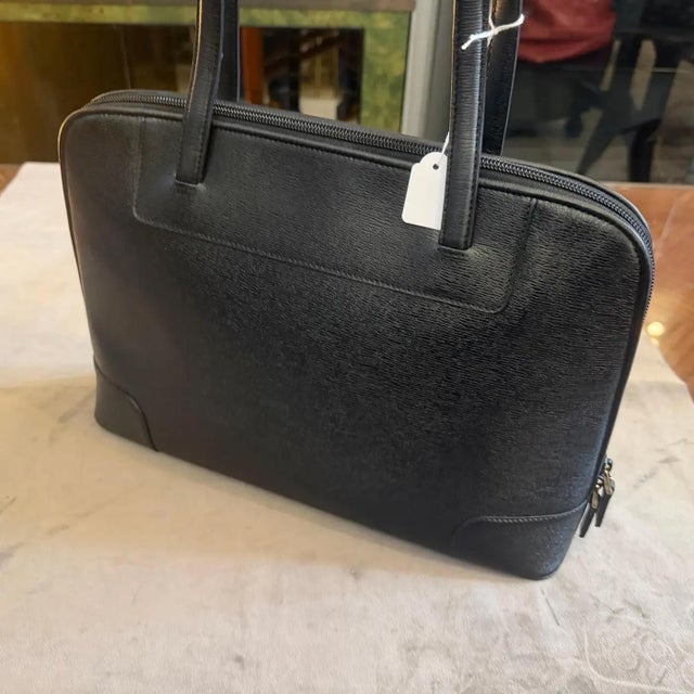 1990s A 1990s Gucci Black Textured Leather and Brass Hardware Shoulder Bag For Sale - Image 5 of 14