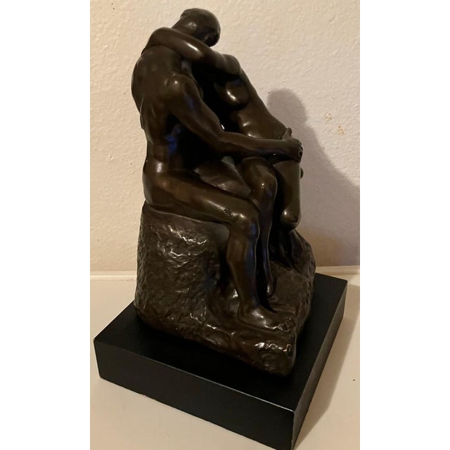 1950s Large Bonded Bronze "The Kiss" Sculpture After Auguste Rodin - Reproduction For Sale - Image 6 of 8