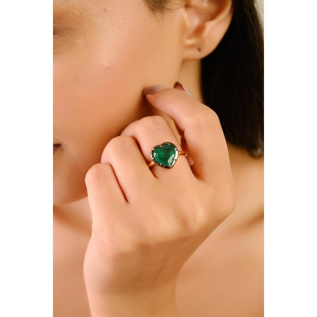 Green Georgian Era Inspired Button Back Set 2.37 Ct Emerald Heart Ring Size 6.5 in 18k Gold For Sale - Image 8 of 17