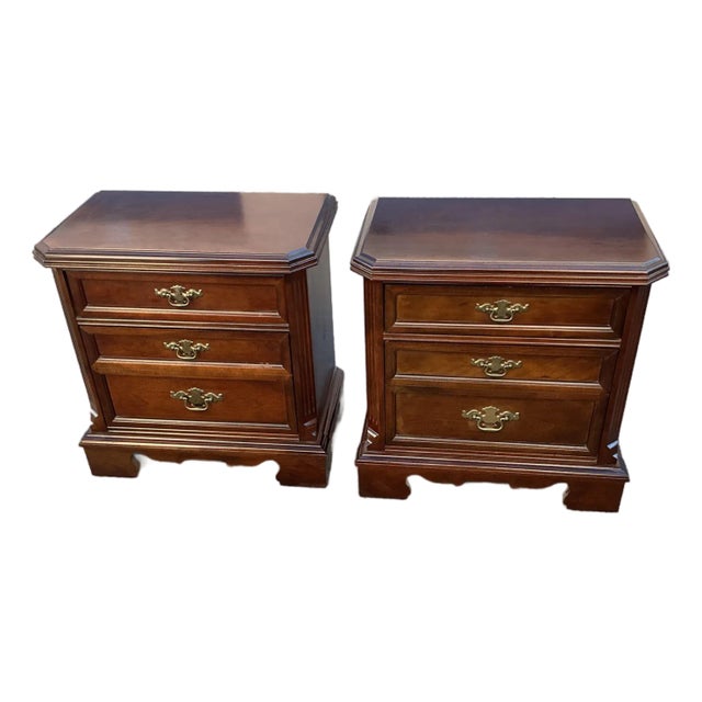 1980s Pair of Basset Mahogany Nightstands For Sale