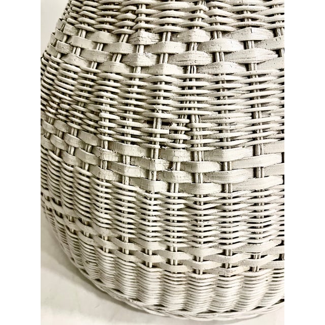 Vintage White Wicker Table Lamp With Matching Woven Shade – Coastal Boho Mid-Century Style 31.5” Tall For Sale - Image 16 of 18