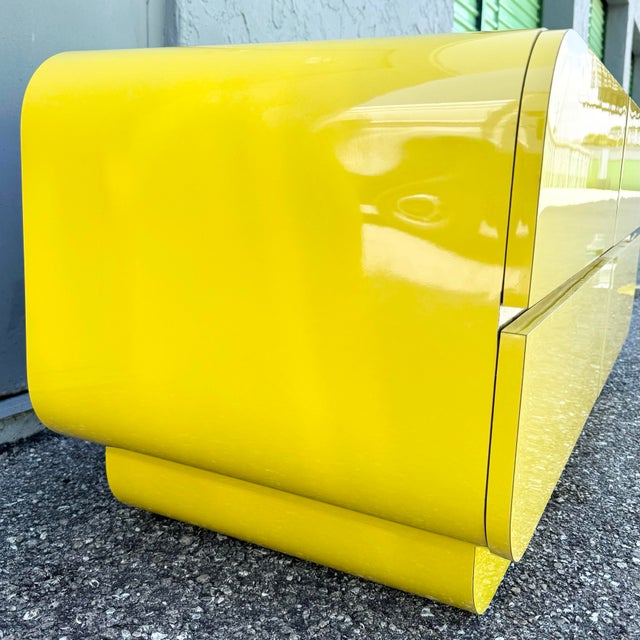 1980s Postmodern Yellow Gloss Laminate Waterfall Chest of Drawers With Gold Accents For Sale - Image 5 of 6