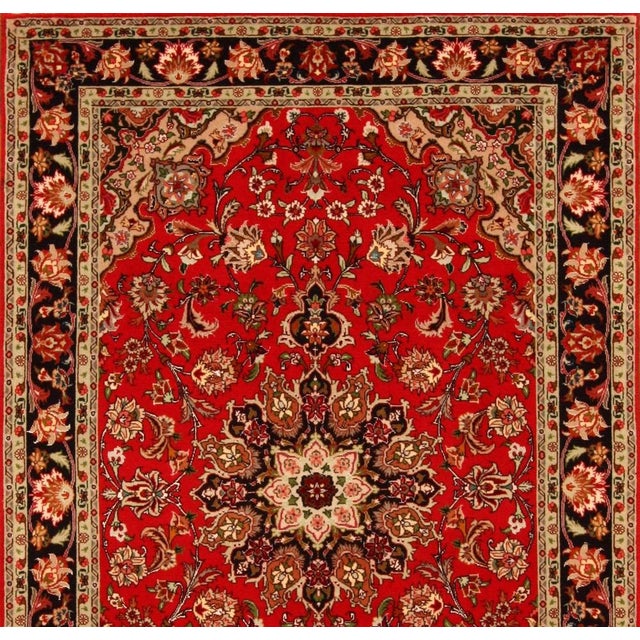 Hand-knotted rug | Knot density: approx. 550.000 knots/m² | Material: 97% wool, 3% silk | Size: 152 cm x 102 cm |...