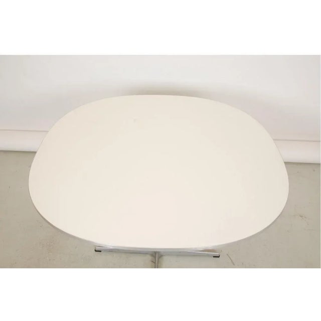 Arne Jacobsen super circular cafe table with a white table top from 2001. The table appears in good condition but with a...